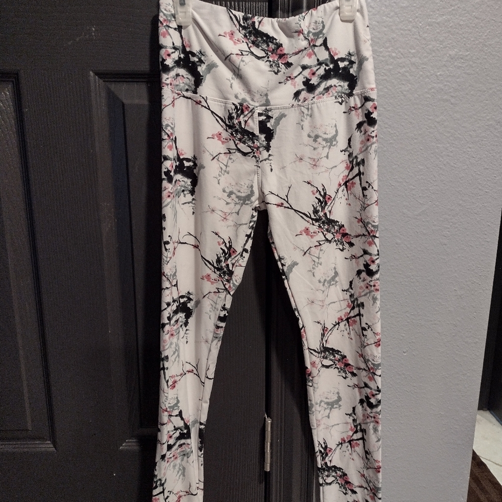 Like New Ladies Awesome J Leggings/ Yoga Pants